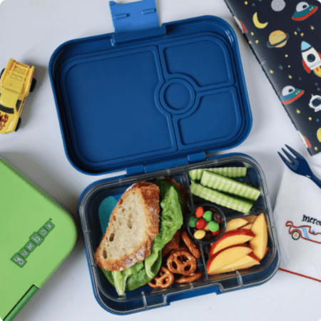 Δοχείο φαγητού Yumbox Panino Monte Carlo blue με 4 χωρισματα & δισκακι με σχεδιο καρχαρία bento box